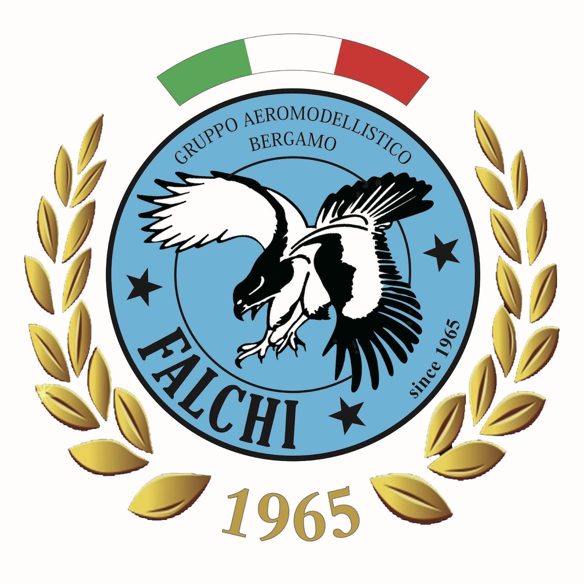 The official logo of the Gruppo Aeromodellistico Falchi Bergamo Associazione Sportiva Dilettantistica placed on a white background. The most prominent feature of the logo is a medium blue circle with a drawing of a descending falcon with its talons extended, as if it were lining up its prey. Arranged around the outside of the circle are the words « Gruppo Aeromodellistico Bergamo | Falchi | since 1965 ». Above the circle is a small, curved element containing the colours of the green, white, and red of the Italian flag. The blue circle is surrounded by gold leaves reminiscent of a laurel crown. At the bottom of the circle is the single word « 1965 ». (📸 Gruppo Aeromodellistico Falchi Bergamo Associazione Sportiva Dilettantistica)