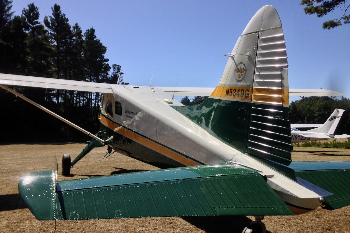Behind the 'Beaver', there is a second aircraft: a Cessna U206F 'Stationair'. While obscured in this photo, the registration of this latter aircraft is « N8123Q » (📸  Terence C. Gannon)